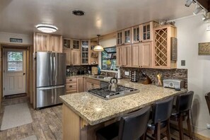 Fridge, microwave, oven, stovetop - Tahoe Tyme Cabin Walking Distance to town (Tahoe City)
