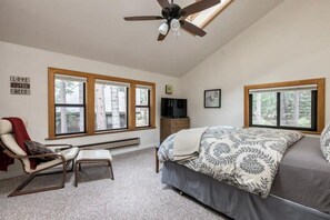 3 bedrooms, desk, iron/ironing board, free WiFi