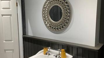 Deluxe House | Bathroom