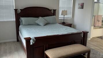 3 makuuhuonetta, työpöytä, ilmainen Wi-Fi