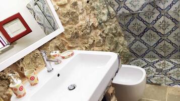 Sèche-cheveux, papier toilette
