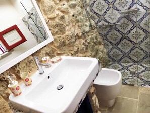 Secadora de cabello y papel de baño 