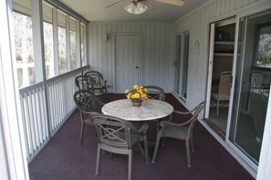 Outdoor dining - Best timeshare on Hilton Head, available week in July! (Hilton Head Island)