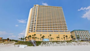 Ein hohes, mehrstöckiges Hotel mit flachem Dach und Balkonen auf jeder Etage.