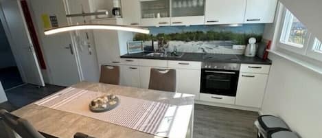 Een koelkast, een oven, een kookplaat, een vaatwasser