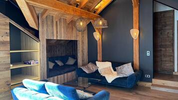 Smart-tv, een open haard en een stereo