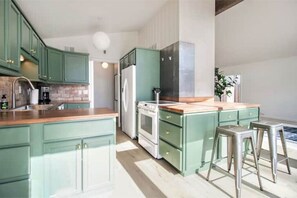 Fridge, microwave, oven, stovetop - Newly remodeled ranch - less than 2 miles from Notre Dame (South Bend)