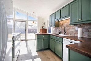 Fridge, microwave, oven, stovetop - Newly remodeled ranch - less than 2 miles from Notre Dame (South Bend)