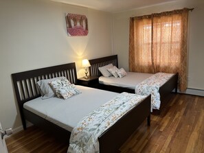 3 bedrooms, iron/ironing board, free WiFi, bed sheets - First floor cozy apartment( on second level), Great place for any family . (Queens)