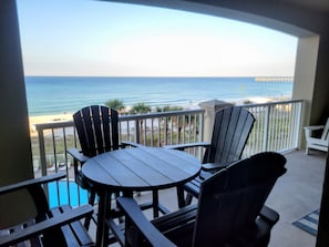 Un balcon avec vue sur la plage et l’océan.