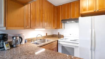 Condo (2 Bedrooms) | Cocina privada | Refrigerador, microondas, horno y cafetera y tetera