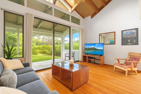 Appartement (2 Bedrooms) | Woonkamer | Televisie