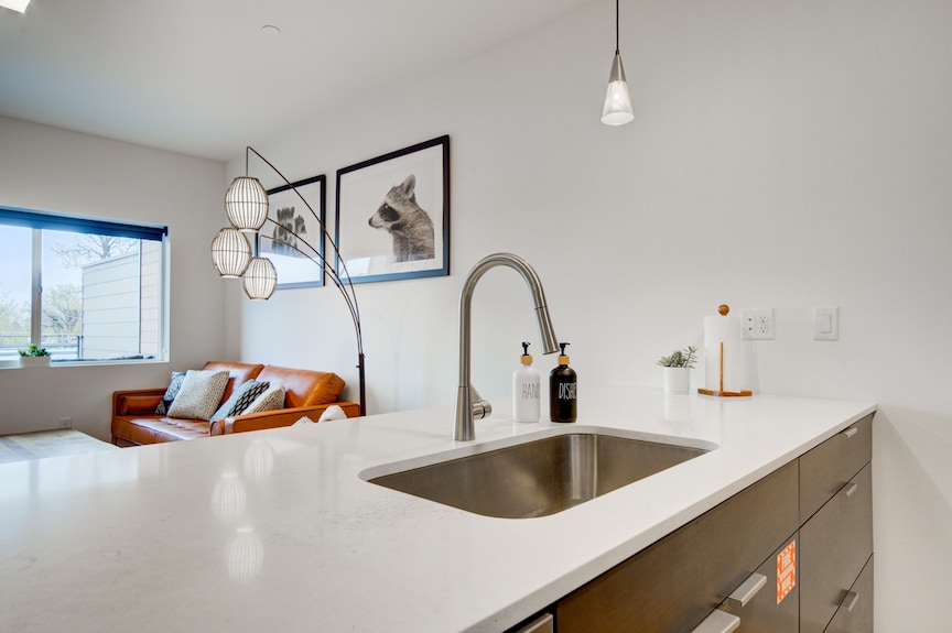 The Raccoon Den In Downtown Bozeman With Mountain Views, Large Private Deck - Bozeman, MT