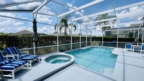 A heated pool - Highlands Reserve- pool home with Spa - Spacious, Modern and Clean (Davenport)