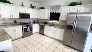 Fridge, microwave, oven, stovetop - Highlands Reserve- pool home with Spa - Spacious, Modern and Clean (Davenport)
