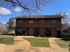 Exterior - Peaceful luxury honeymoon suite, ten mile view! Large hottub, on working ranch (elizabeth)