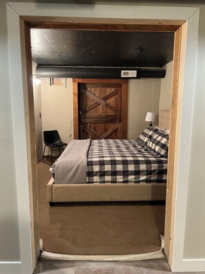 2 bedrooms, iron/ironing board, free WiFi, bed sheets - Peaceful luxury honeymoon suite, ten mile view! Large hottub, on working ranch (elizabeth)