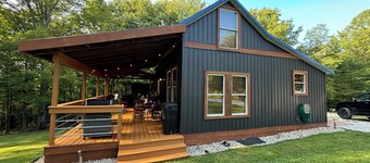 Cabin in Hocking Hills with Hot Tub, Fire Pit and Covered Back Deck.