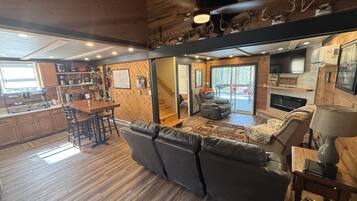 Smart TV, fireplace