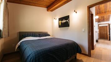 3 bedrooms, desk, iron/ironing board, free WiFi