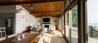 Newly Renovated Luxury Lake Front Cottage with Private Dock and boat lift
