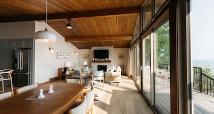 Newly Renovated Luxury Lake Front Cottage with Private Dock and boat lift