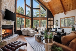 Smart TV, fireplace, video games, books - Modern Luxury Cabin • Hot Tub • Bunk Room • Stunning Outdoor Living (Munds Park)
