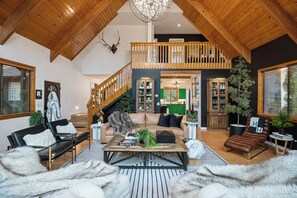 Smart TV, fireplace, video games, books - Modern Luxury Cabin • Hot Tub • Bunk Room   • Stunning Outdoor Living (Munds Park)