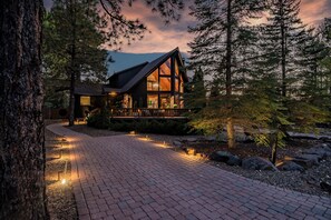 Exterior - Modern Luxury Cabin • Hot Tub • Bunk Room • Stunning Outdoor Living (Munds Park)