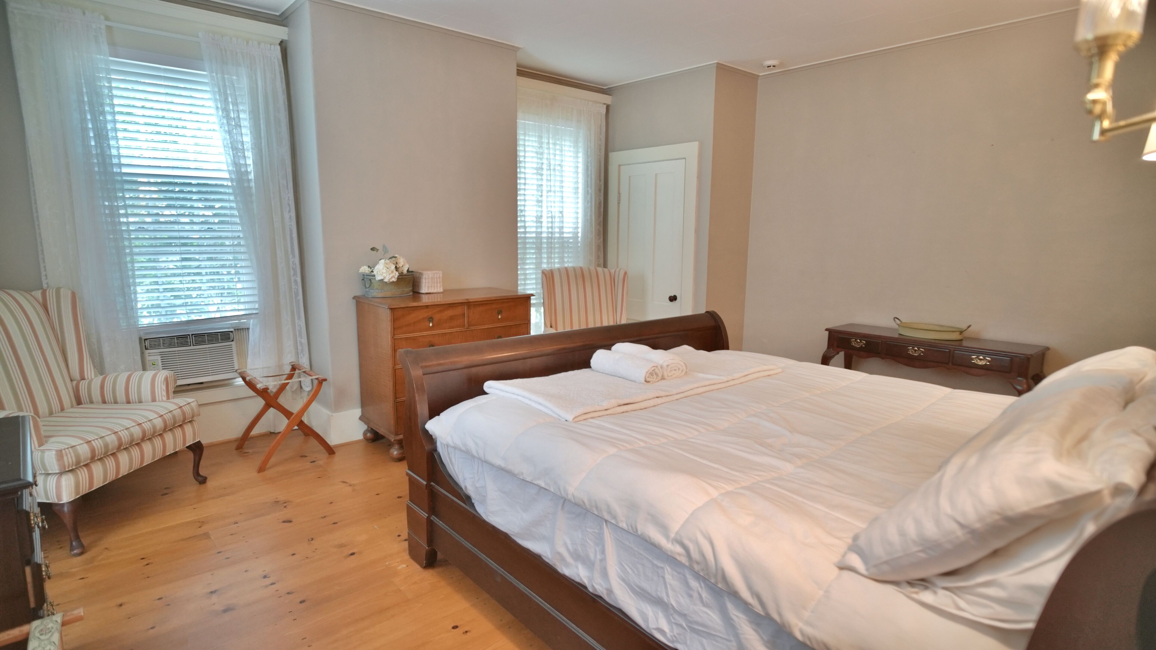 Spacious 6BR,4BA w/Netflix, pool table, & library, near downtown Wolfeboro