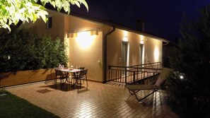 Outdoor dining - MillyHolidays FeWo Lillà - Center - Near the beach - Private garden - Spa pool (Bardolino)