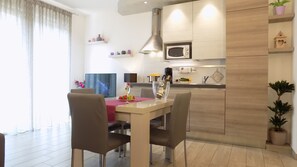 Dining - MillyHolidays FeWo Lillà - Center - Near the beach - Private garden - Spa pool (Bardolino)