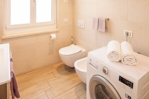 Dusche, Haartrockner, Bidet, Handtücher