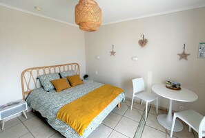 1 dormitorio, cuna de viaje, wifi gratis y ropa de cama