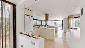 Jääkaappi, mikroaaltouuni, uuni, astianpesukone