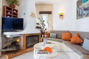 Una televisión, una chimenea