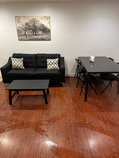 Roomy Downtown TH Apt near tourist sites