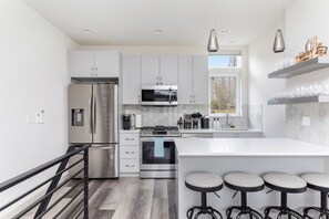 Fridge, microwave, stovetop, dishwasher