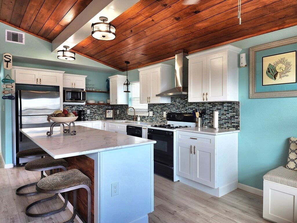 Welcome to Honu Hale, bring your fishing poles, your vacation awaits!