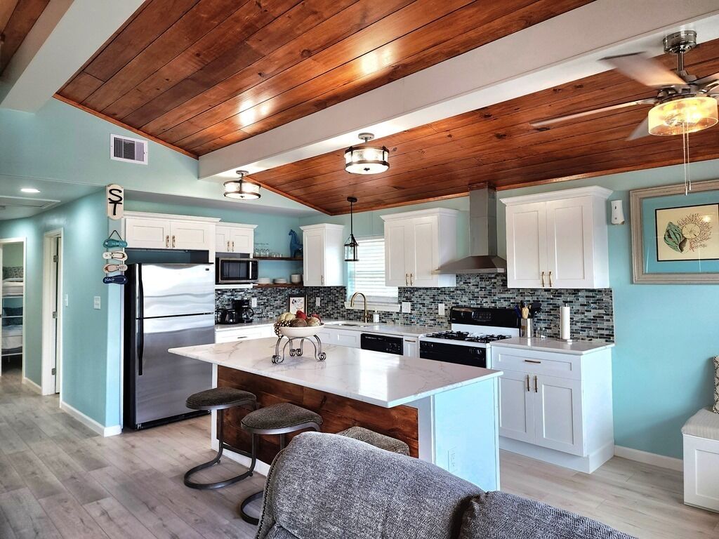 Welcome to Honu Hale, bring your fishing poles, your vacation awaits!