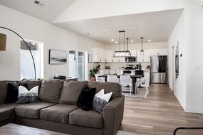 Smart TV, fireplace, books - Brand new modern home with hot tub  (Cedar City)