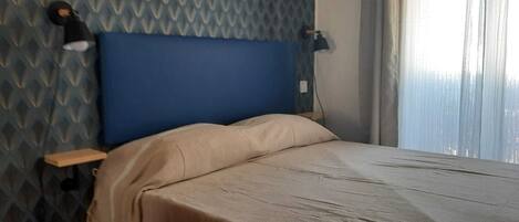 1 quarto, ferros/tábuas de passar roupa, berço de viagem