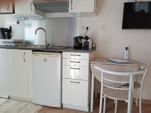 Refrigerador, microondas, parrilla de estufa y cafetera y tetera