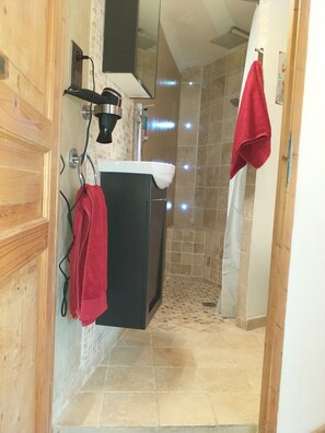 Haartrockner, Handtücher, Seife, Toilettenpapier