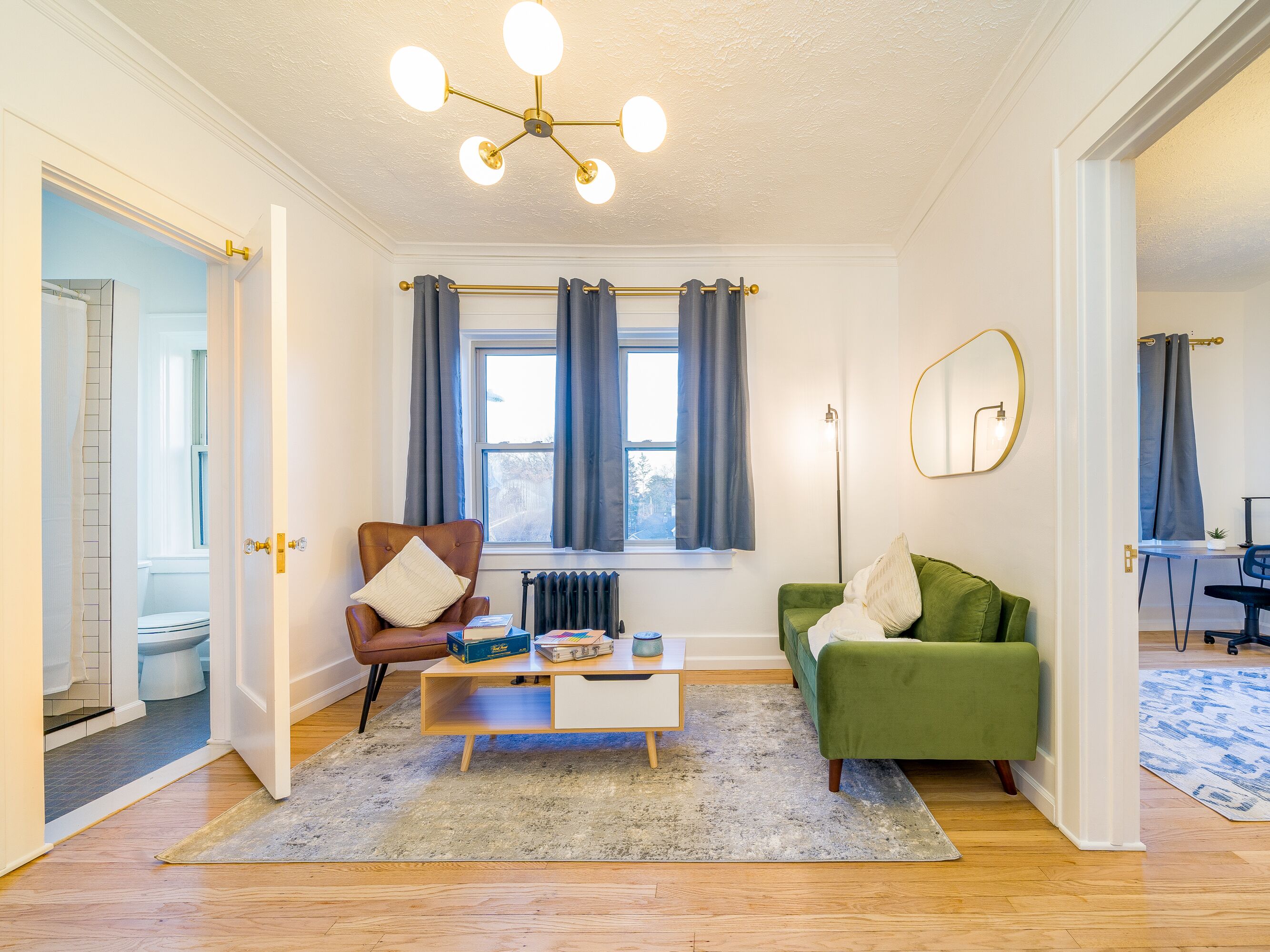 Alexander 1Bd in HistoricBlding+Bars+DT+WorkDesk