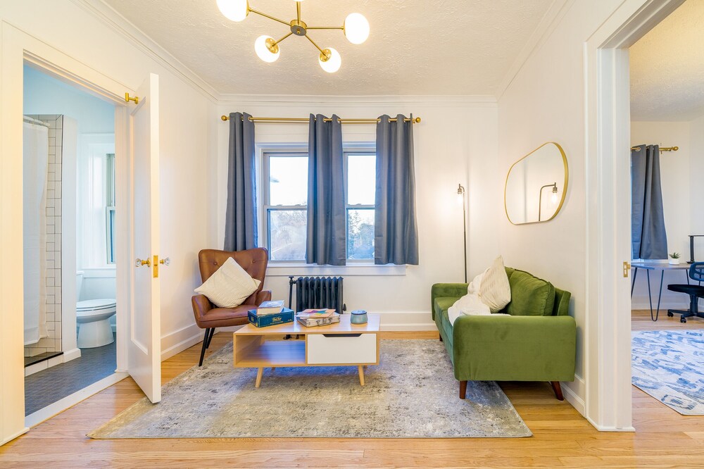 Alexander 1Bd in HistoricBlding+Bars+DT+WorkDesk