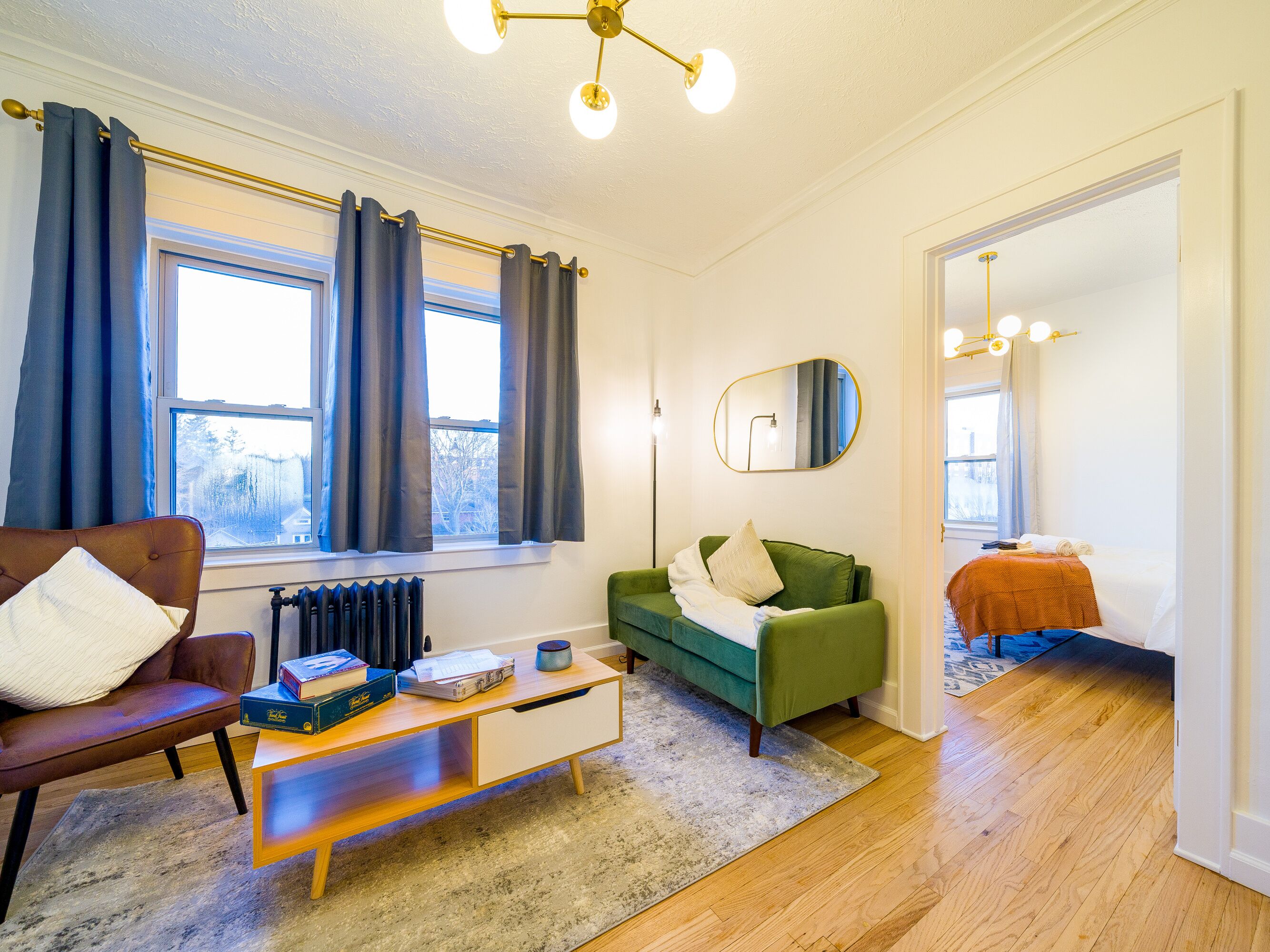 Alexander 1Bd in HistoricBlding+Bars+DT+WorkDesk