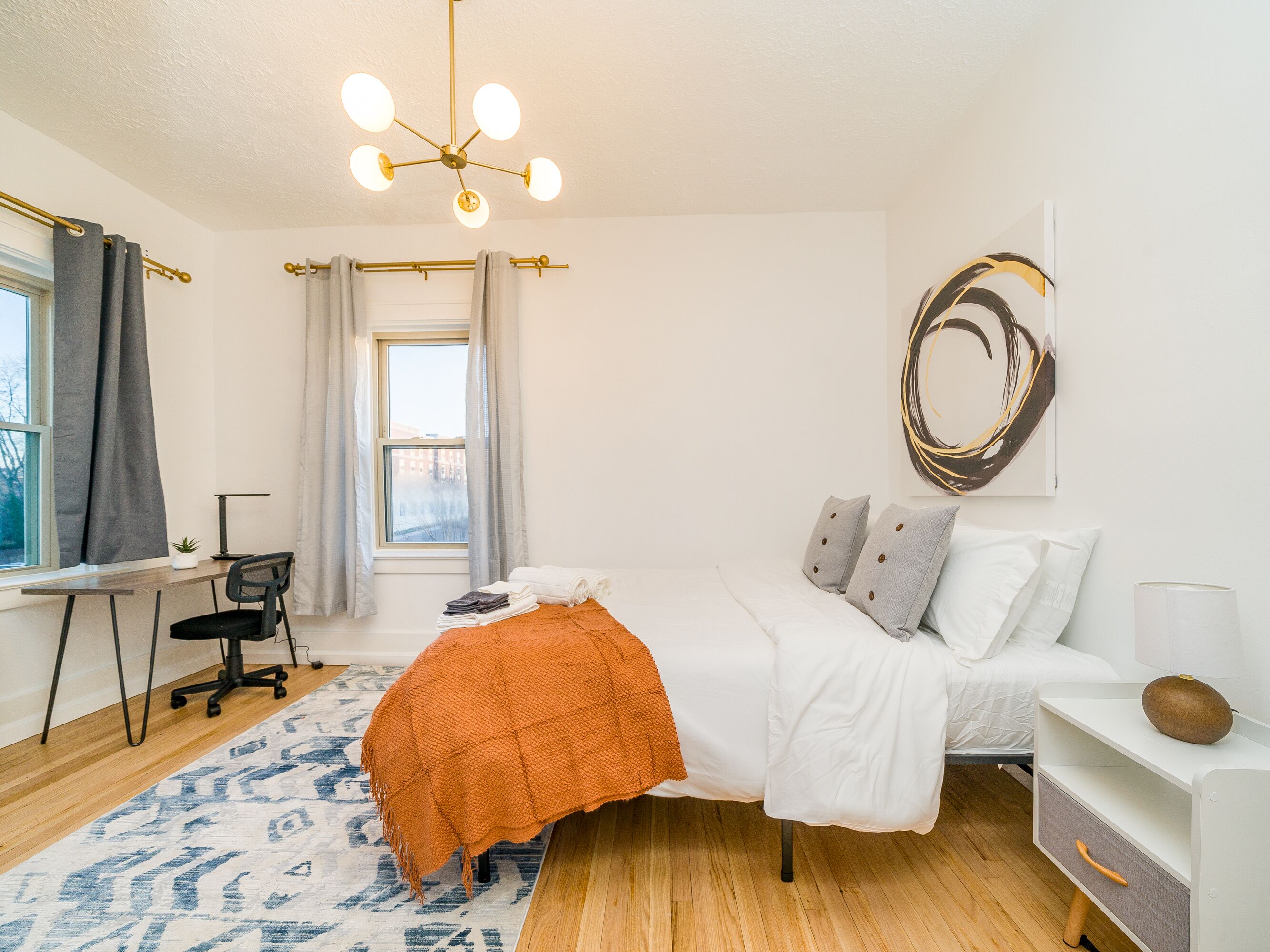 Alexander 1Bd in HistoricBlding+Bars+DT+WorkDesk