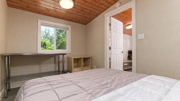 4 bedrooms, in-room safe, desk, iron/ironing board