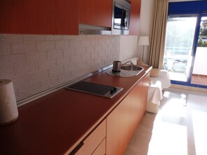 Kühlschrank, Mikrowelle, Herdplatte, Geschirrspüler